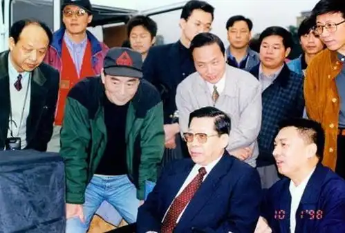 广东穷小子杨伟光14岁前没穿过鞋,用6分钟改变新闻联播规则