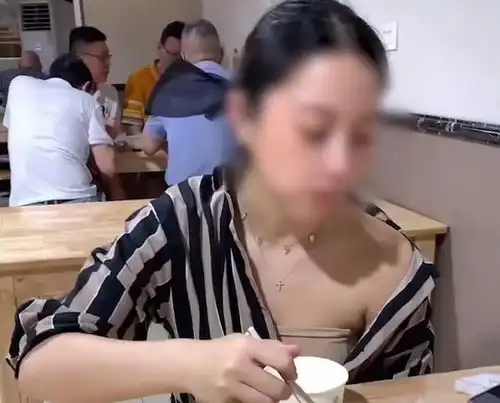 湖北女子在饭店吃饭和厨师撞衫,如同一对情侣,男友反应亮了