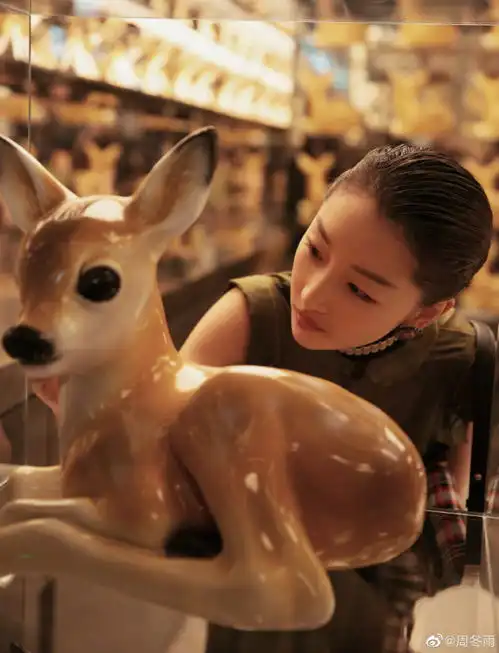 周冬雨唐培彦举止亲密,疑似恋情曝光,周冬雨同学疑发声否认