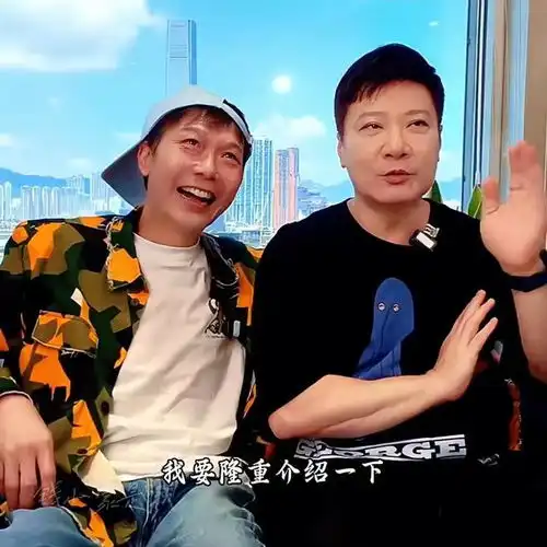 活久见钱小豪钱嘉乐合体直播网友沸腾了,兄弟俩大爆对方趣事