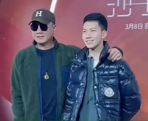 胡军15岁儿子被偶遇,又高又壮,妥妥的小帅哥