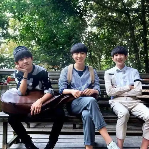 tfboys合体送中秋祝福,王源易烊千玺的刘海怎么回事