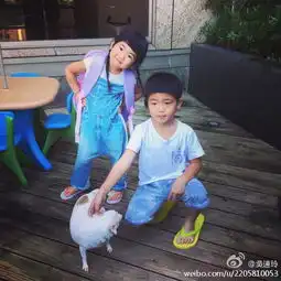 萌嘟嘟大姐姐被放进篮子里