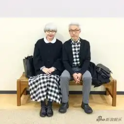 日本六旬夫妻结婚37年每天都穿情侣装旅行图
