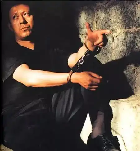 范伟的不速来客上映,但说到黑色喜剧,还得数这几部电影经典