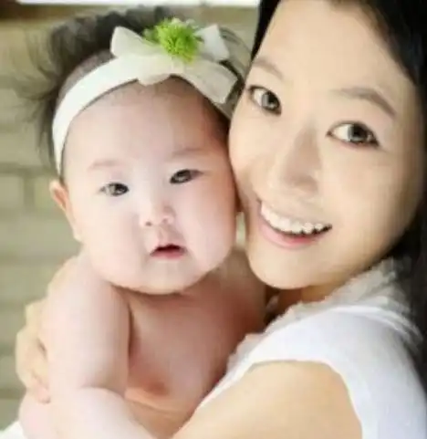 她是韩国第一美女,广告费要3亿,女儿太丑被骂整容,今长成这样