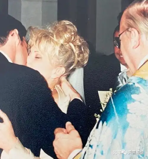 休杰克曼姐弟恋恩爱26年妻子大13岁超有范,却被骂太丑