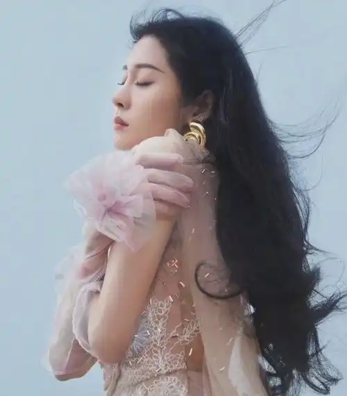 她曾因长相刻薄被骂狐狸精,如今穿薄纱裙出镜,美成仙儿