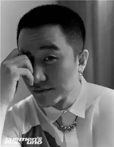 黄轩再登杂志封面黑白格调率性十足