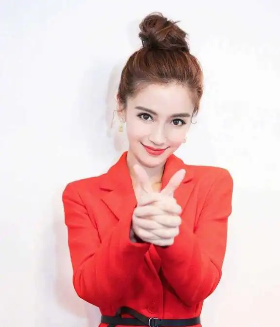 angelababy穿的真喜庆,红色毛绒大衣搭配毛衣保暖洋气,优雅大方
