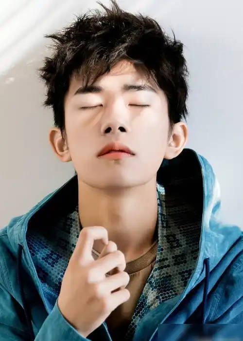 明星超话排行蔡徐坤第一,肖战第二,易烊千玺第三,王一博第四