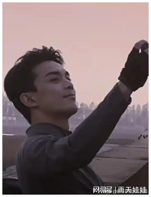 吴磊骑行帅气自拍,落日与少年浪漫氛围感满满,松弛自由的情绪