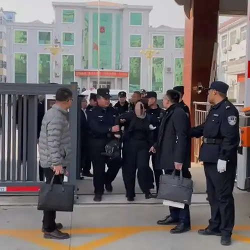 河北枣强县疑因发问刑讯逼供情况,多名被告律师被请出法庭