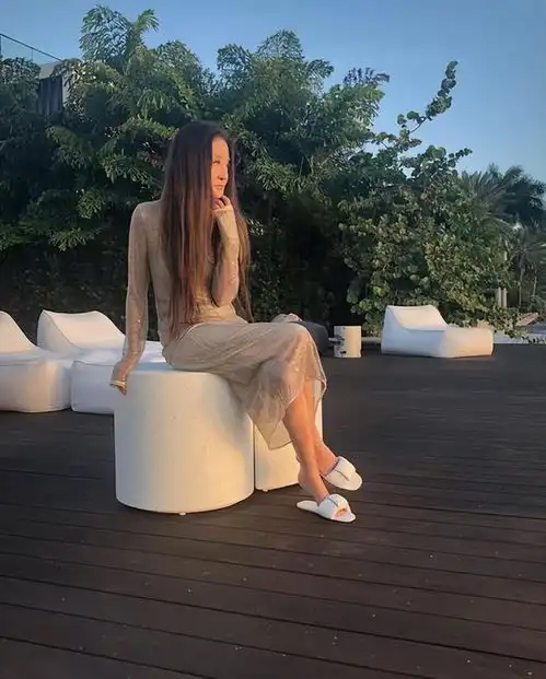 73岁王薇薇穿透视薄纱裙赏夕阳身材曼妙少女感很绝,嫩得很过分