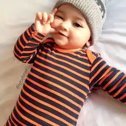 出生自带美颜效果,瑞典宝宝网上走红