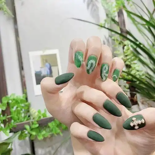 简约不花哨的ins风美甲,很高级
