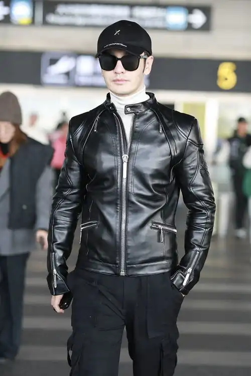 42岁黄晓明穿皮衣配鸭舌帽帅气有型,获baby发文庆生破离婚传言