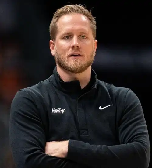 woj太阳助教凯文杨工资每年200万联盟助教收入最高