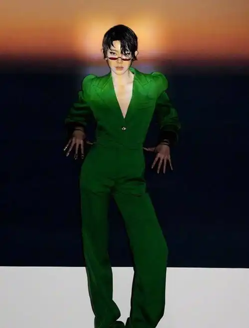 戚薇又换新发型,穿个性潮装登封面时髦前卫,一头凌乱短发好帅气