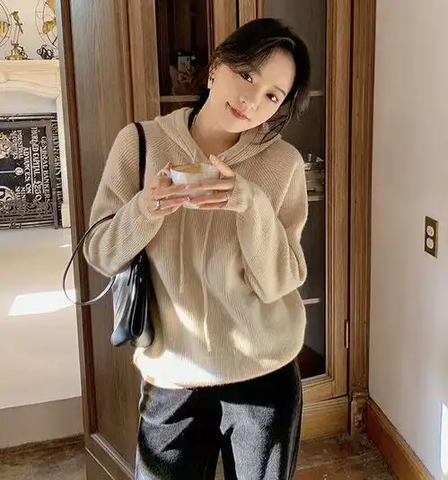 中年女人的精致与温柔,原来都藏在羊绒衫里