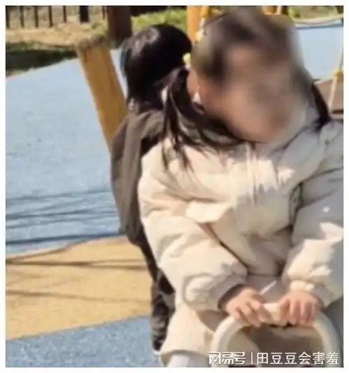 孙艺珍玄彬带儿子现身咖啡厅路人曝光甜豆长相,大眼睛像个女孩