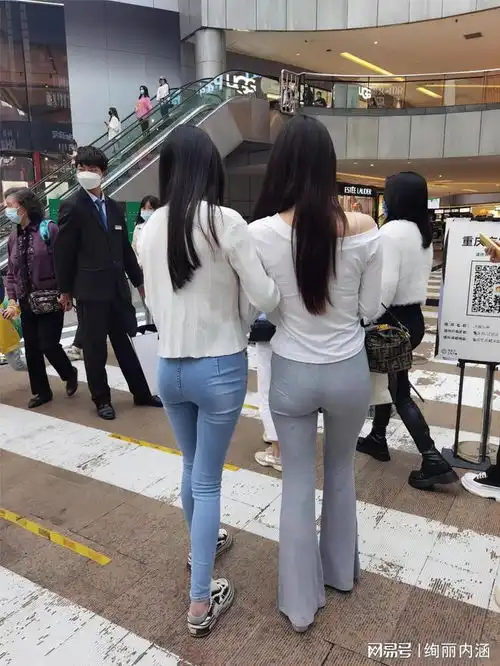 白色上衣搭配蓝色紧身裤与灰色紧身裤的搭配相比各有其独特亮点
