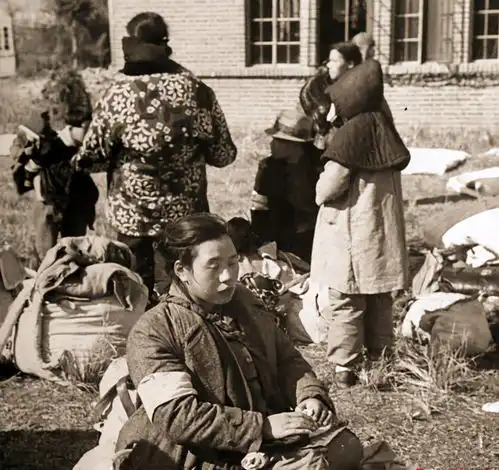 1945年日本开拓团在方正县死5千人,当地塑碑纪念,5名年轻人赶往砸碑