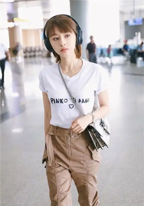 王子文厉害了,把烂大街的白t恤穿出少女感,搭配工装裤最多18岁