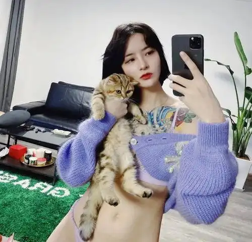 今年毛衣上的花花小到看不见跟cici项偞婧学的