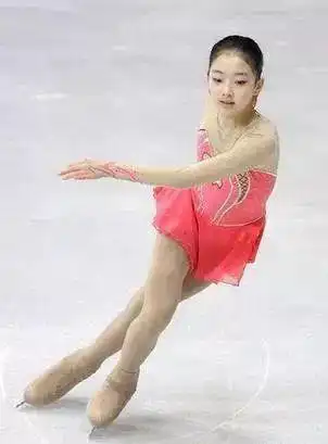 追梦精灵的成长独白退役前她在国旗杆下仰望