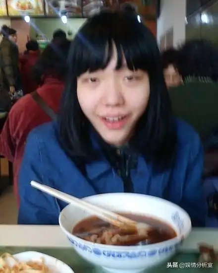 吴莫愁称她曾经是校花,网友骂她吹牛,看到照片确定了