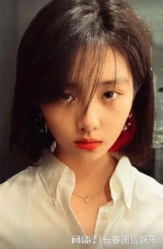 黄磊15岁女儿近照曝光,表情高冷眼神犀利,大红唇十分抢镜