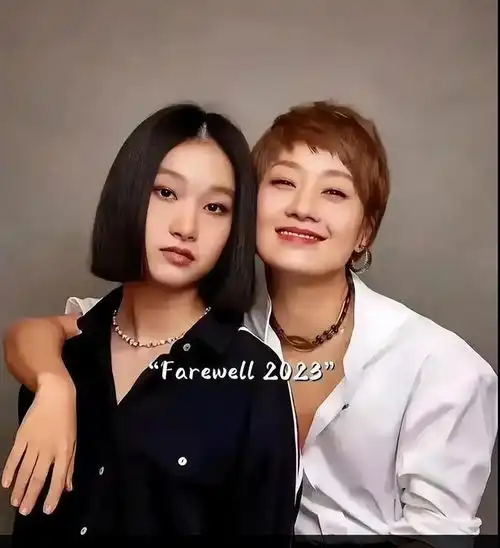 马伊琍带女儿现身机场,两姐妹一起出镜,母女三人太温馨