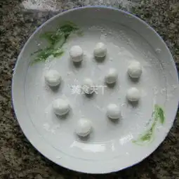 去武汉的时候过早吃了蛋酒,觉得跟我们重庆的醪糟汤圆很像,就把它们结合了一下