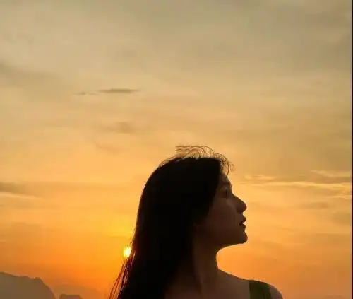 阮巨晒落日余晖美照,陈思诚把女友拍成女神,比前妻佟丽娅还妩媚