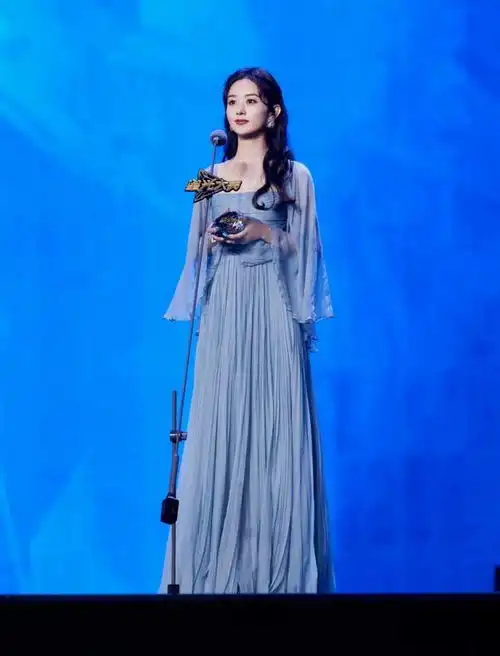 赵丽颖凭什么成为年度影响艺人三套造型美出框