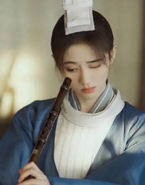 云上学堂低调杀青,鞠婧祎蓝衣机灵俏皮,男主都是高颜值