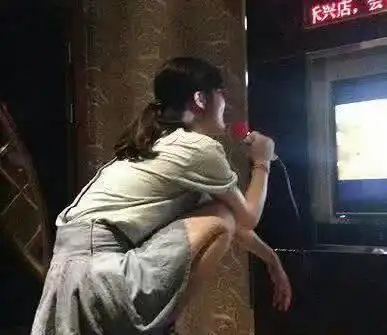 搞笑gif图武大郎当年就这样死在西门庆手上的