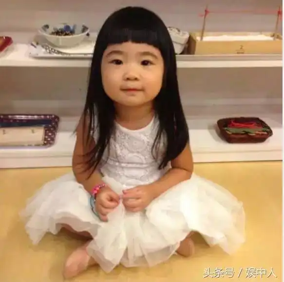 吴速玲带儿女吃大餐,姐姐的衣服竟然抢镜,网友衣服穿好几年了