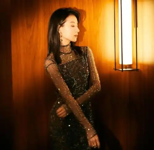 董洁这么穿太性感了,穿半透明的小黑裙,勾勒出她绝美的身材