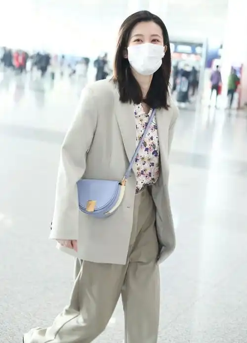 乔欣的衣品越来越高了,一件碎花衬衫时尚典雅,气质堪称绝了