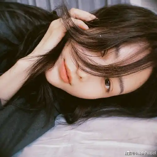 王鸥灰色西装造型好绝干练迷人哪里像38岁,每一张都很撩人