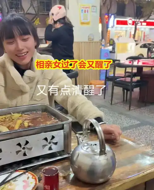 男子和相亲对象喝酒,女生一杯就倒趴桌昏睡,网友她在欲擒故纵