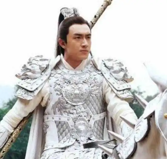古装男神都爱穿白铠甲,林更新严肃不少,焦恩俊身处桃林不见阴柔