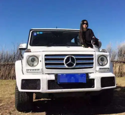 洗车店遇到富婆洗200万的奔驰大g,网友注意力都在人身上