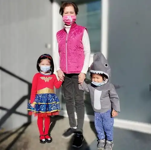 钟嘉欣晒儿女萌照,不忘隔空表白老公,姐弟同款发型像俄罗斯套娃