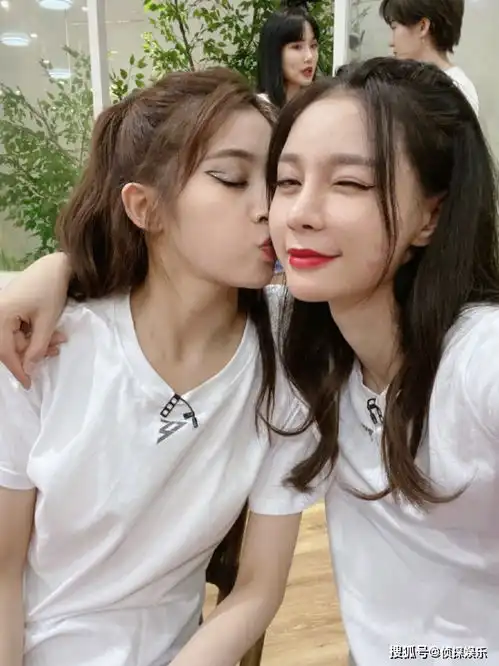 沈梦辰与姐姐们上演现实版吻别,唇印贴身尽显姐妹情深