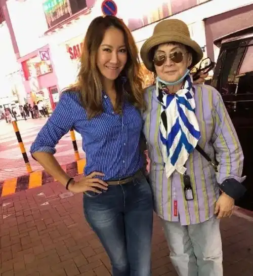 李玟83岁母亲遭野猪袭击致半身瘫痪,姐姐三姐妹都贴身照顾妈妈