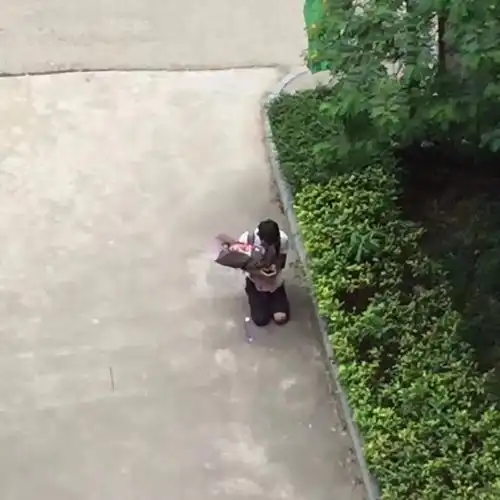 广东一高校男生在女生宿舍长跪不起,引发学生争议