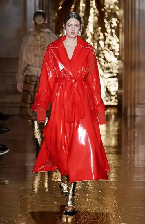 新的一年红红火火,红色安排起来了,这样穿时髦高级又大气